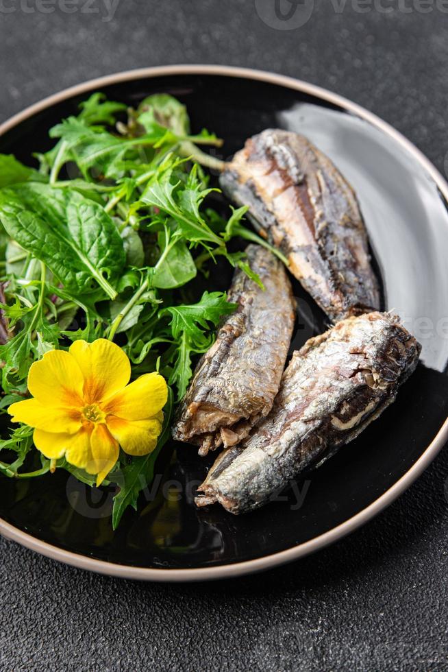 insalata sardina fresco verde le foglie frutti di mare merenda pasto cibo su il tavolo copia spazio cibo sfondo rustico superiore Visualizza foto