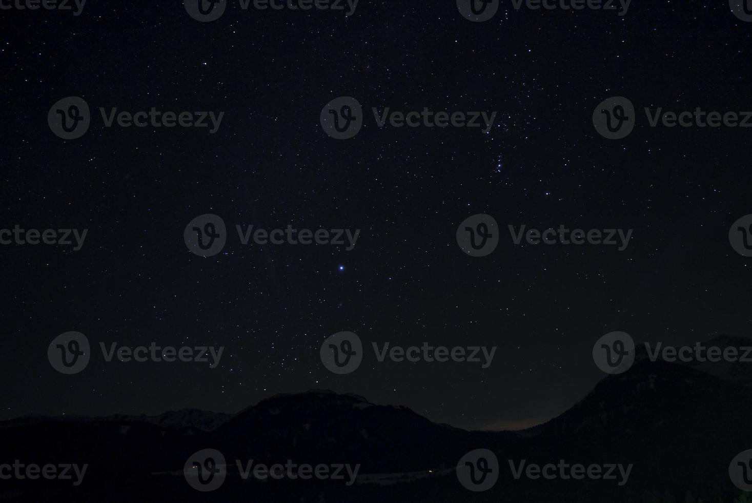 panoramico stellato campo al di sopra di silhouette paesaggio foto
