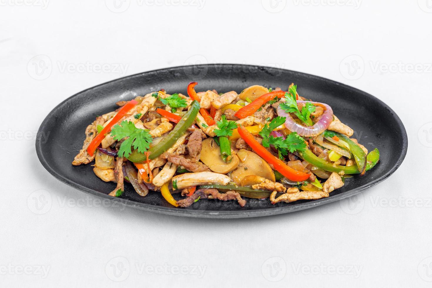 pollo fungo e capsico agitare friggere ricetta servito su un' frizzante piatto. pollo fajita ricetta, asiatico ricette. foto