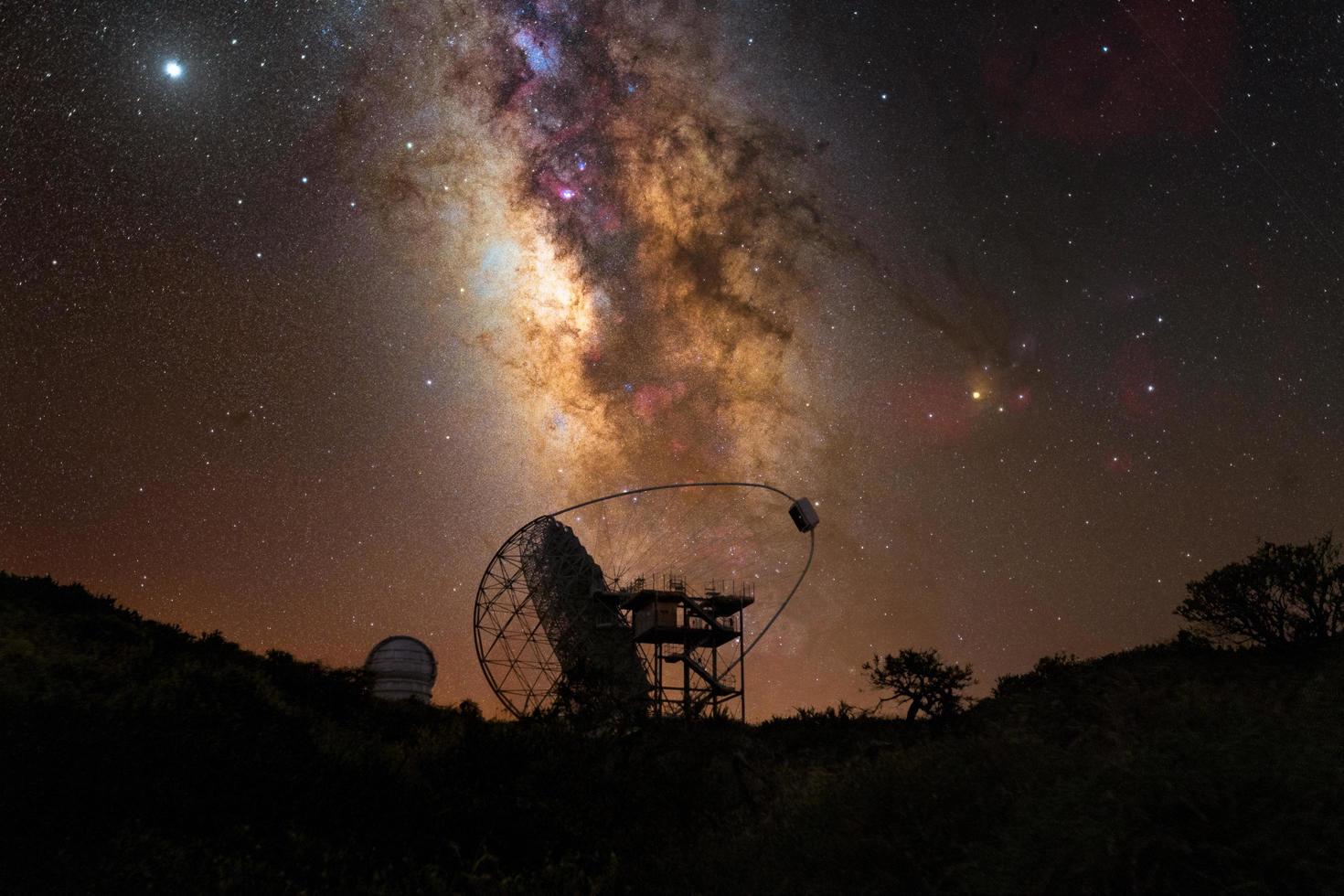 radiotelescopio con il centro galattico dietro di esso foto