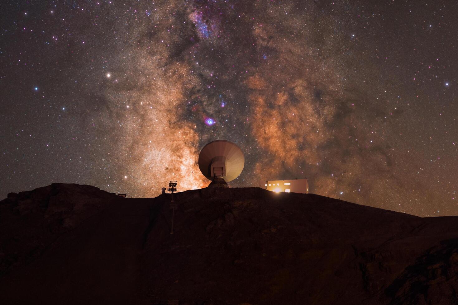 radiotelescopio con il centro galattico dietro di esso foto