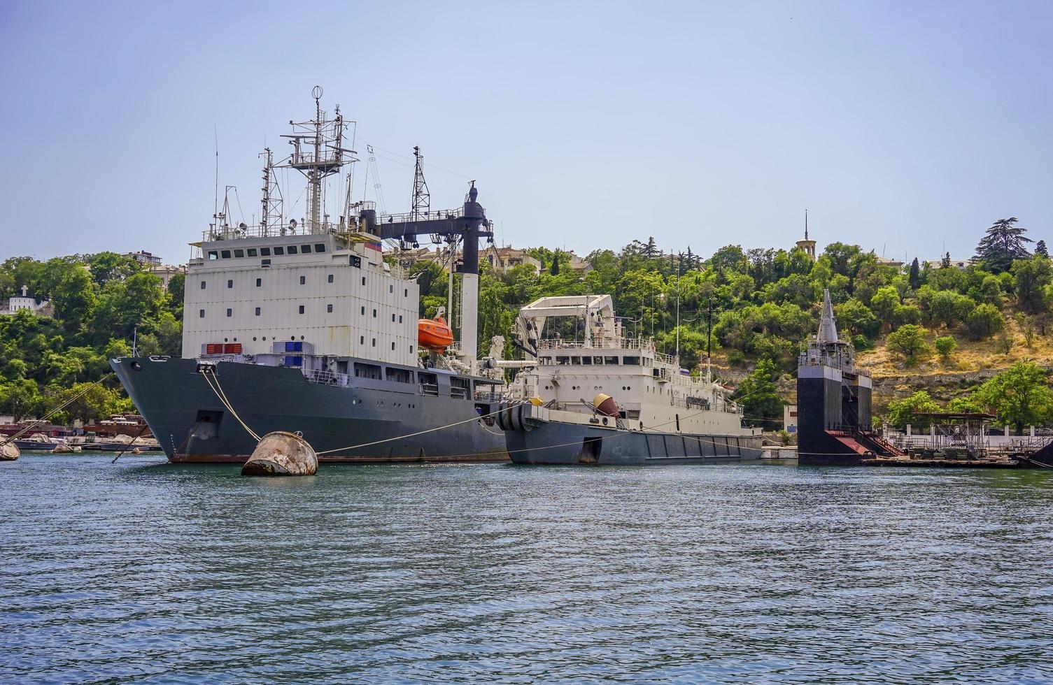 Seascape di grandi navi nel porto di Sebastopoli, Crimea foto