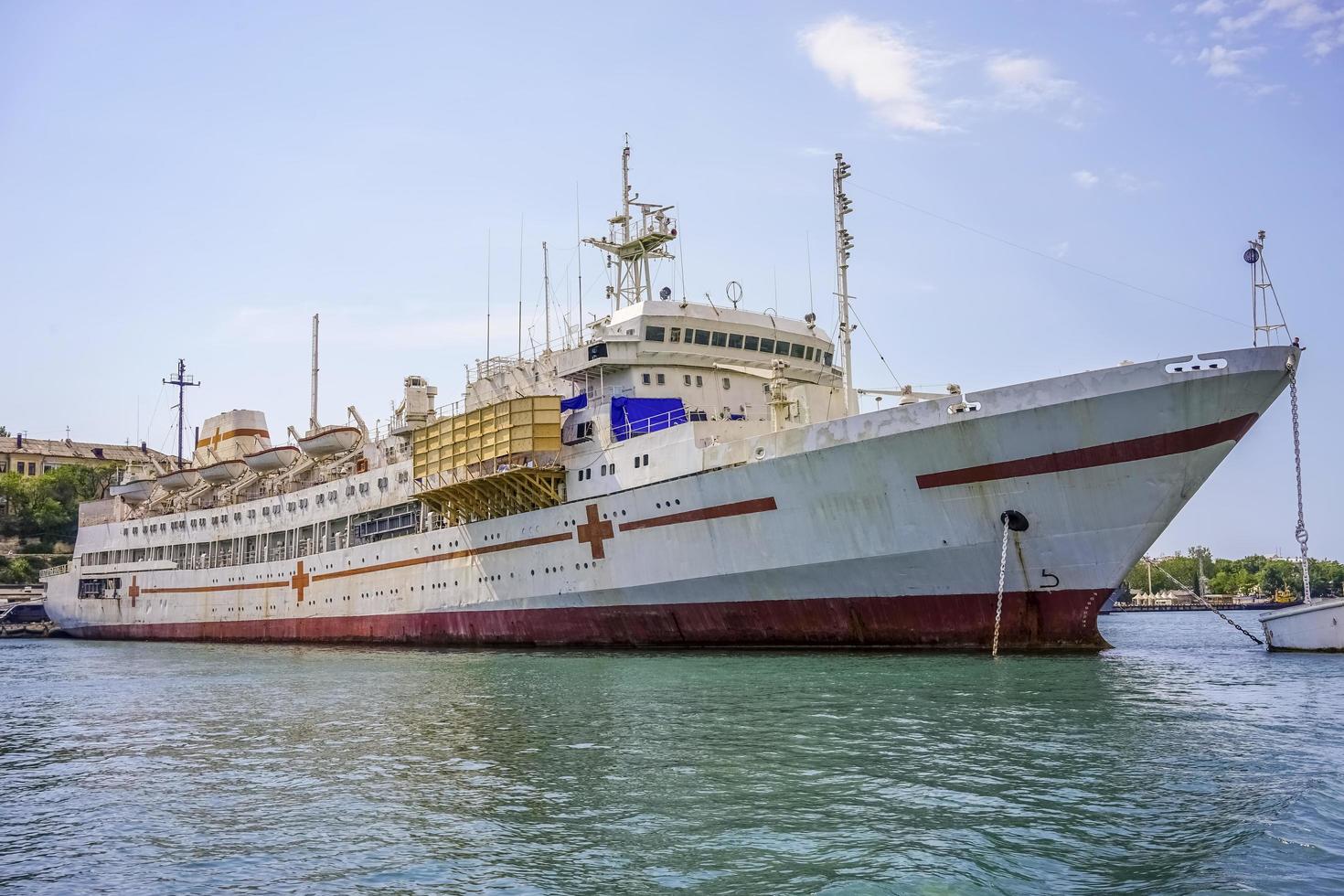 vista sul mare di una grande nave nel porto di Sebastopoli, Crimea foto