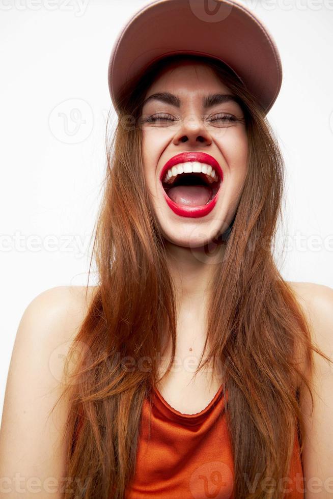 emotivo donna nel un' berretto gioia emozione Aperto bocca sera trucco foto