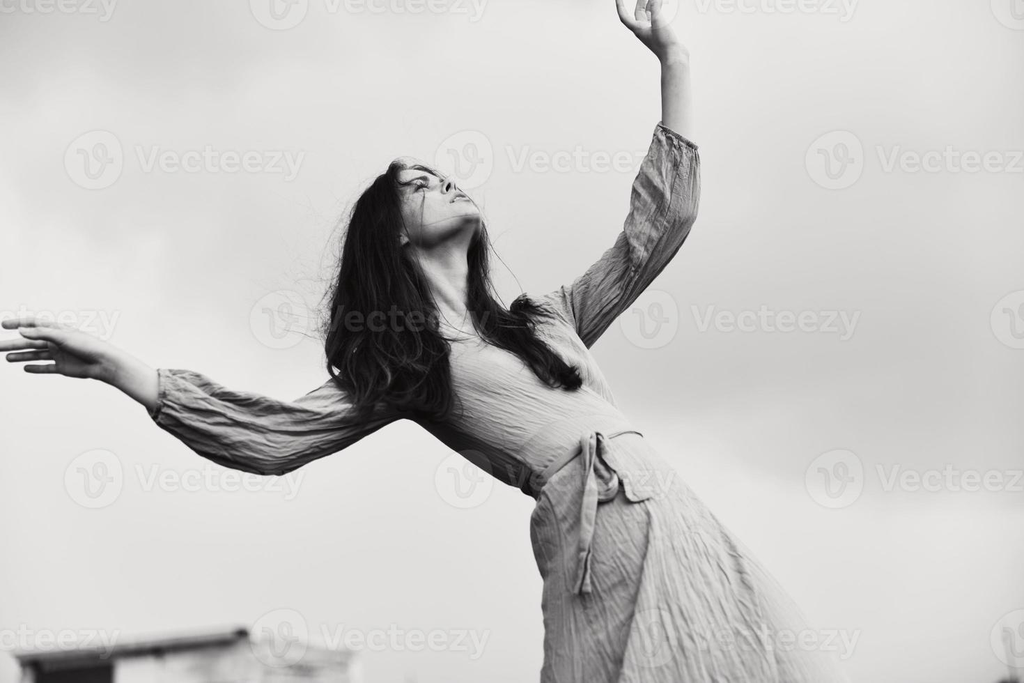 donna nel vestito drammatico stile emozioni in posa elegante stile foto