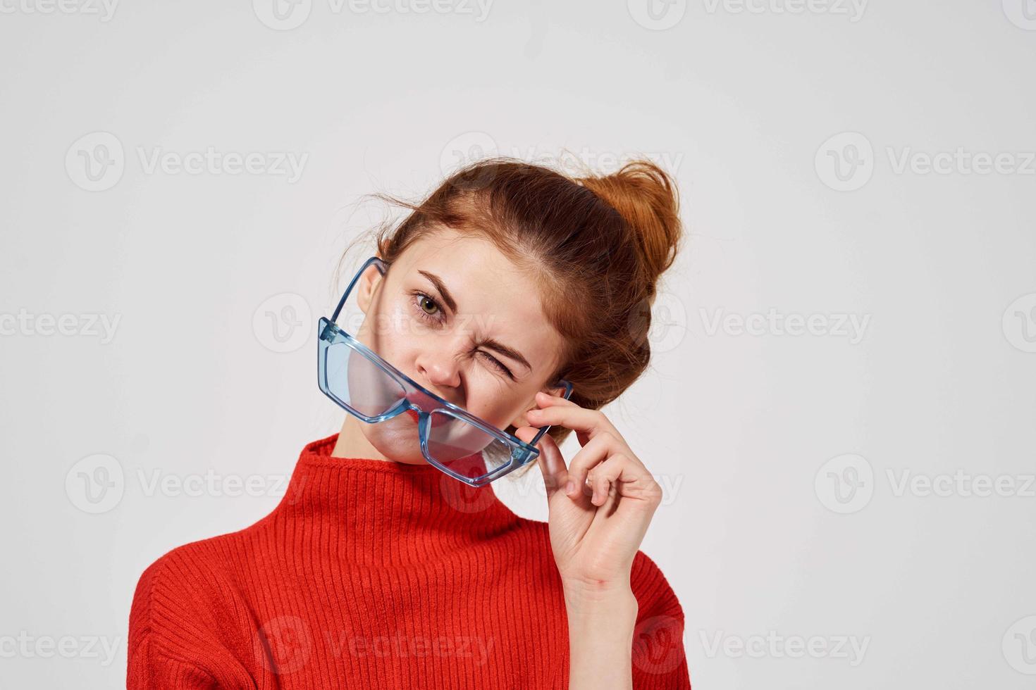 donna alla moda blu bicchieri in posa isolato sfondo foto