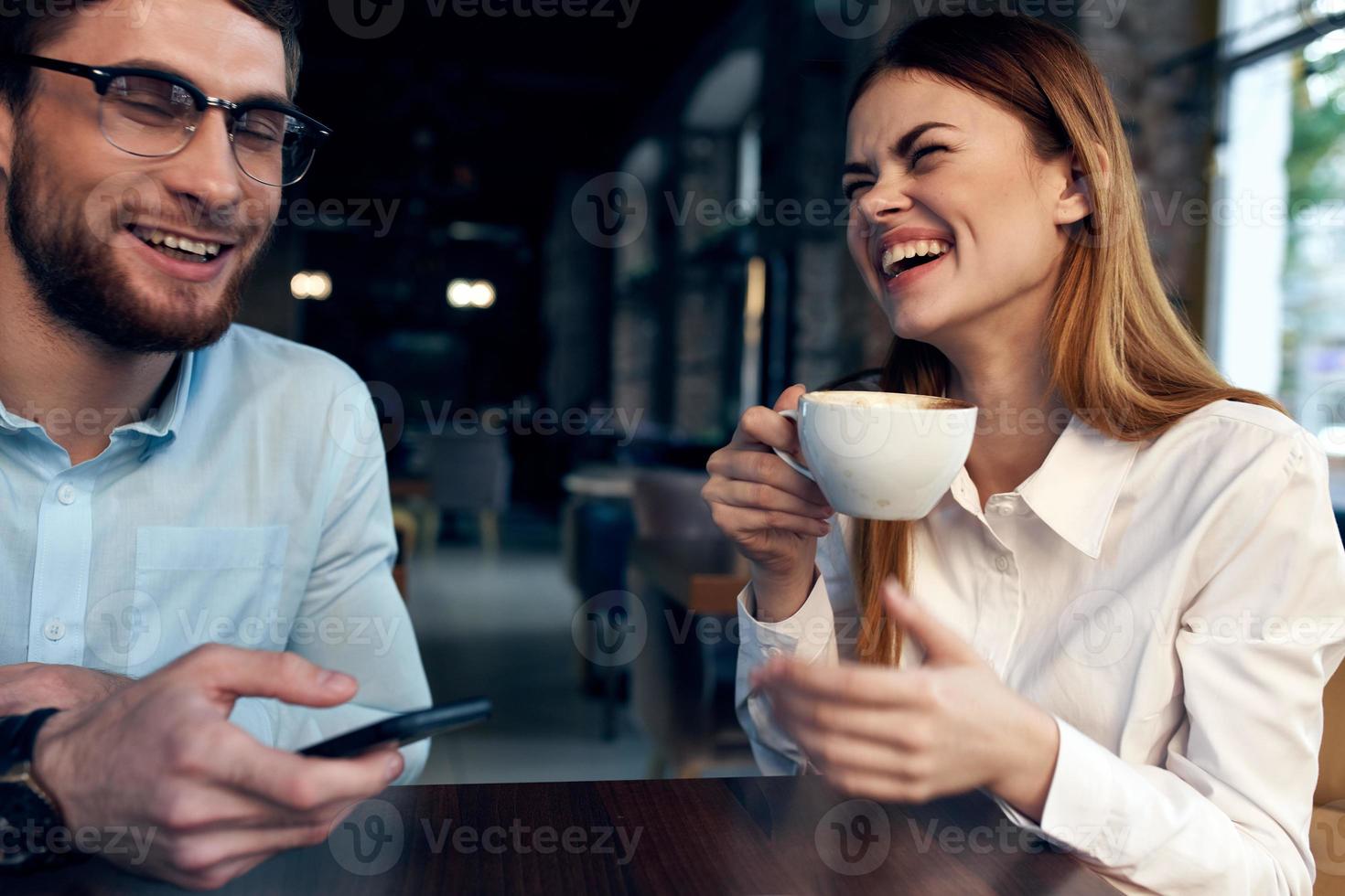 donna potabile caffè a il tavolo Il prossimo per un' uomo opera collega tecnologia foto