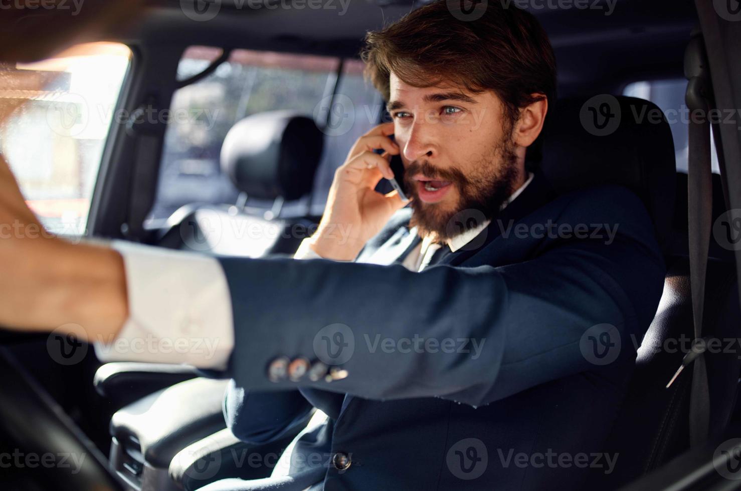 emotivo uomo guida un' auto viaggio lusso stile di vita comunicazione di Telefono foto