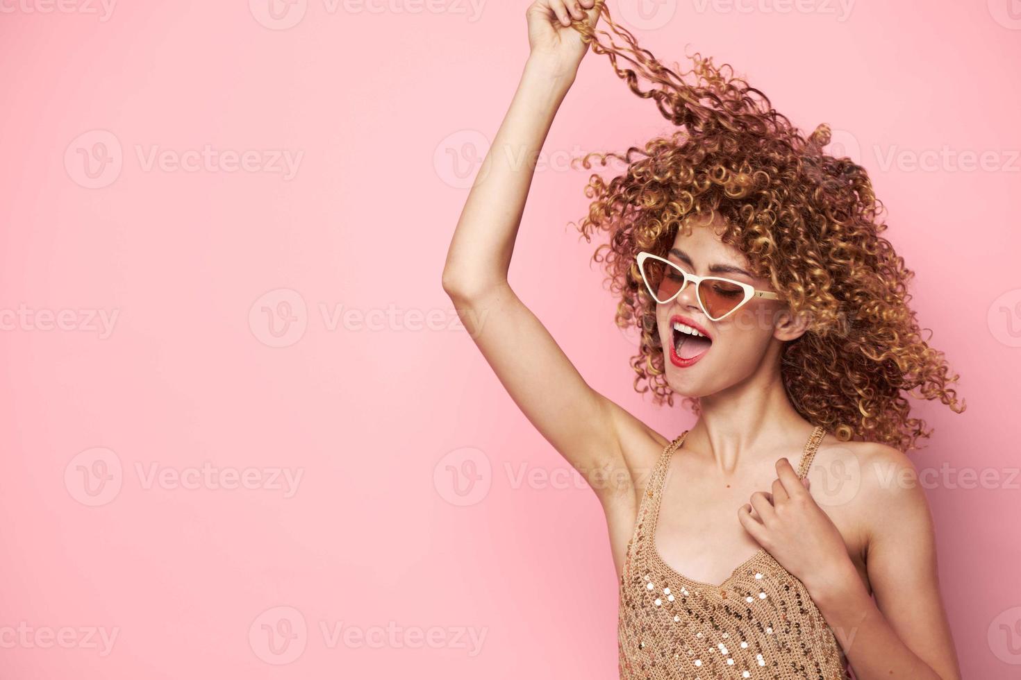modello tocchi il capelli su il testa emozioni divertimento lustrino camicia rosa isolato sfondo copia spazio foto