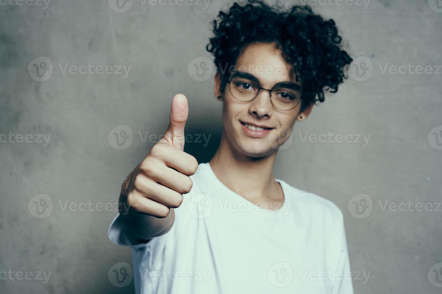 tipo nel bianca maglietta Esprimere a gesti con mano Riccio capelli emozioni studio foto