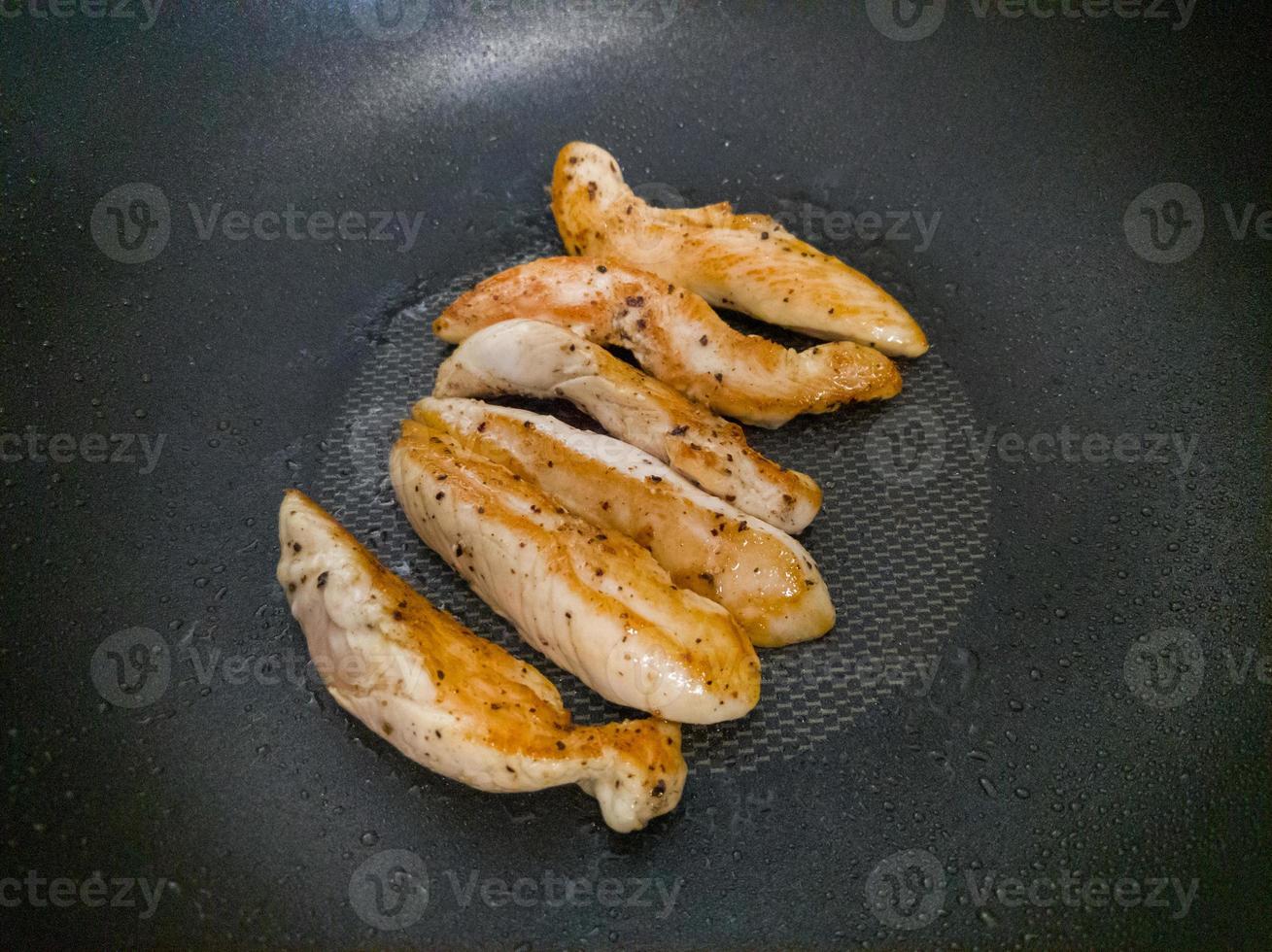 selettivo messa a fuoco di il pollo filetto. foto