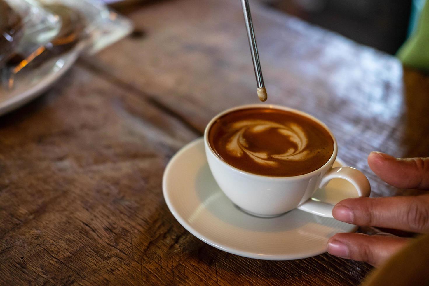 persona che fa latte art foto