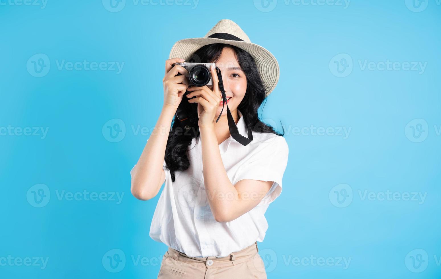 ritratto di bellissimo asiatico ragazza in viaggio, isolato su bianca sfondo foto