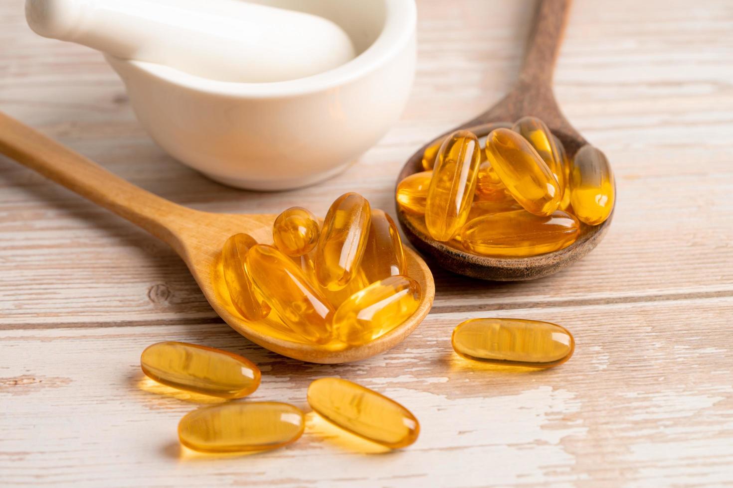 capsule di olio di pesce omega 3 vitamina con epa e dha isolati su sfondo bianco. foto
