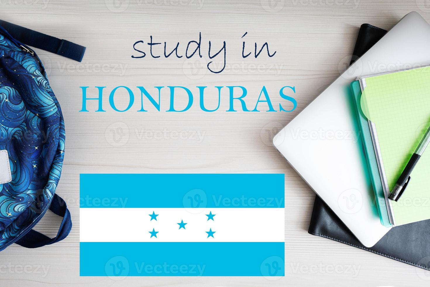 studia nel Honduras. sfondo con bloc notes, il computer portatile e zaino. formazione scolastica concetto. foto