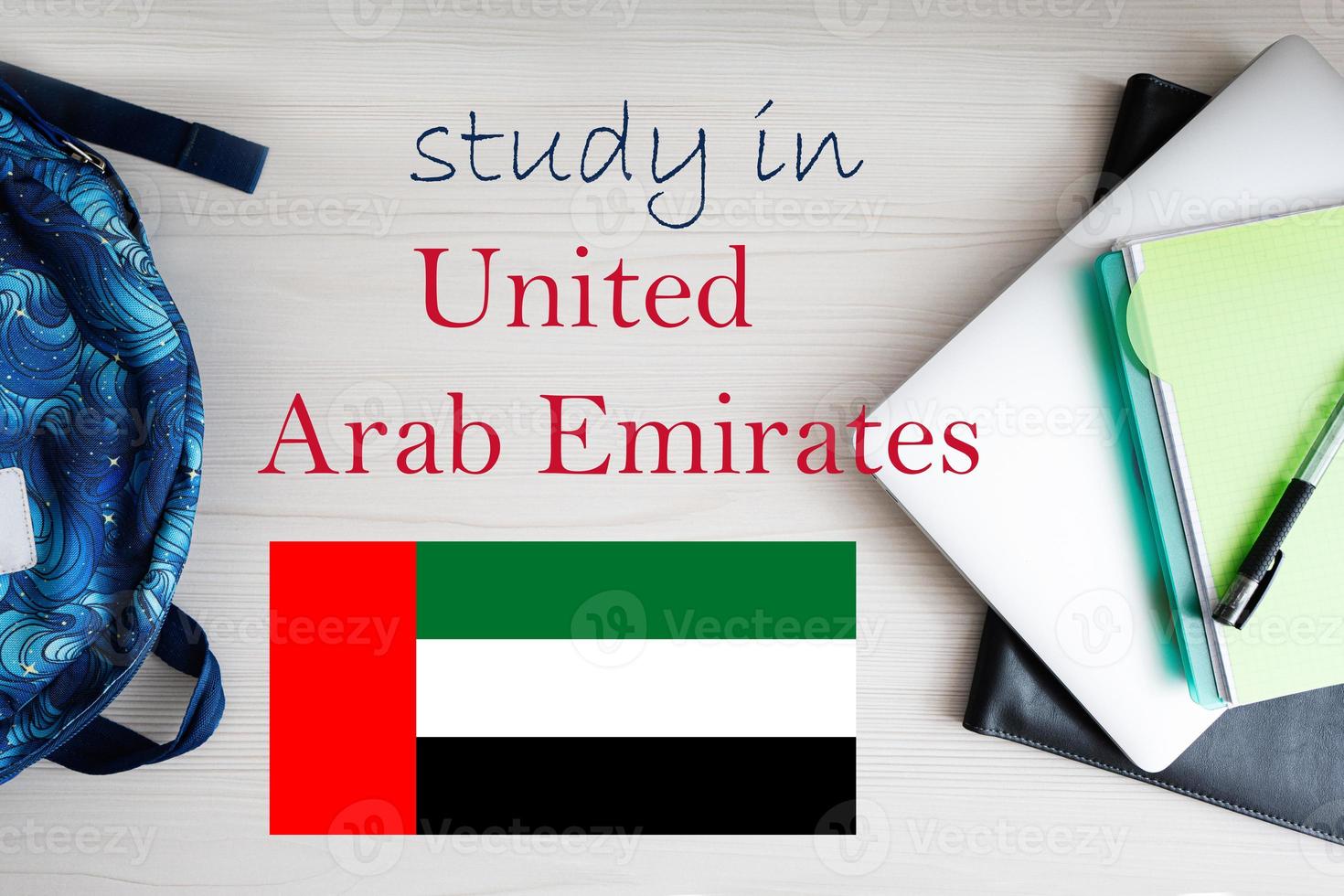 studia nel unito arabo emirati. sfondo con bloc notes, il computer portatile e zaino. formazione scolastica concetto. foto