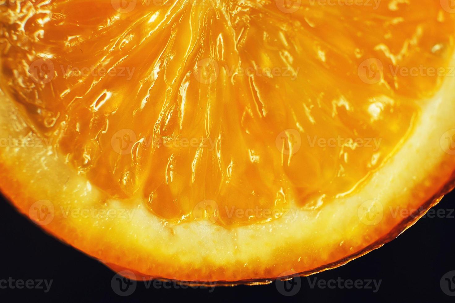 arancia fetta macro con un' far cadere di acqua sfondo . succoso arancia affettato avvicinamento su un' buio sfondo foto