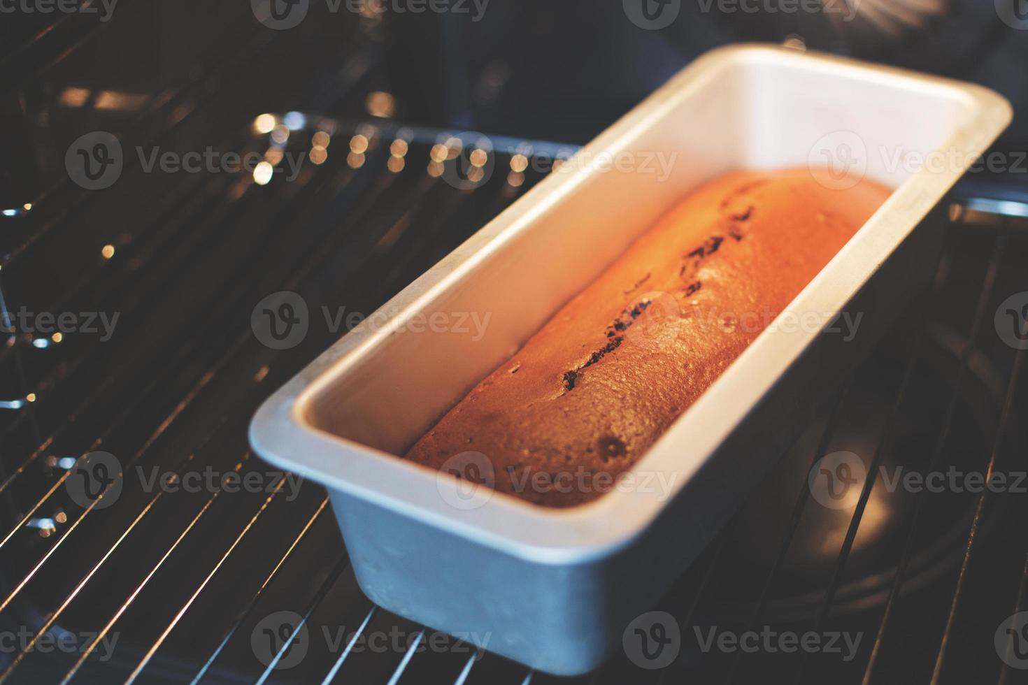 il torta è cucinato nel il forno foto