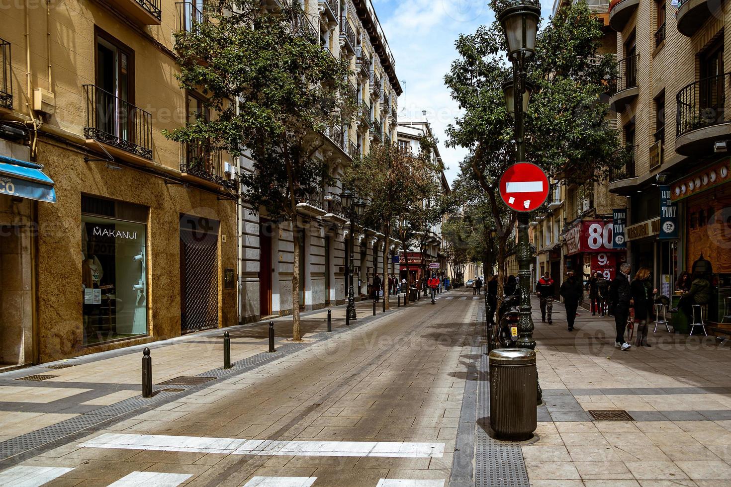 interessante urbano paesaggio con stretto strade nel il spagnolo città di saragozza su un' primavera giorno foto