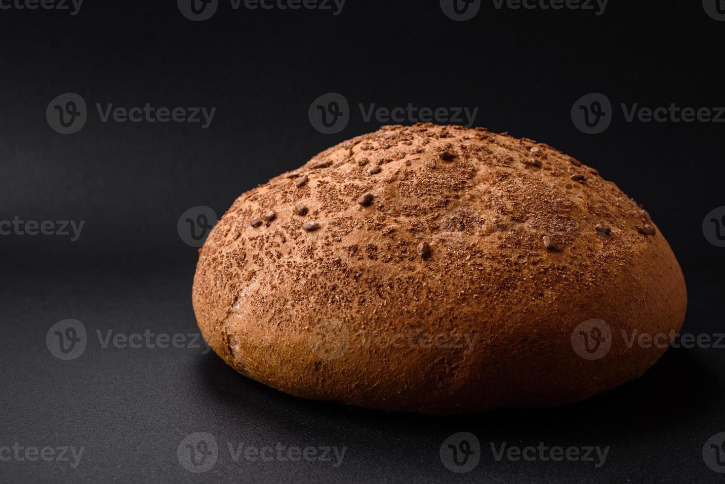 fresco croccante Marrone pane con sesamo semi e spezie foto