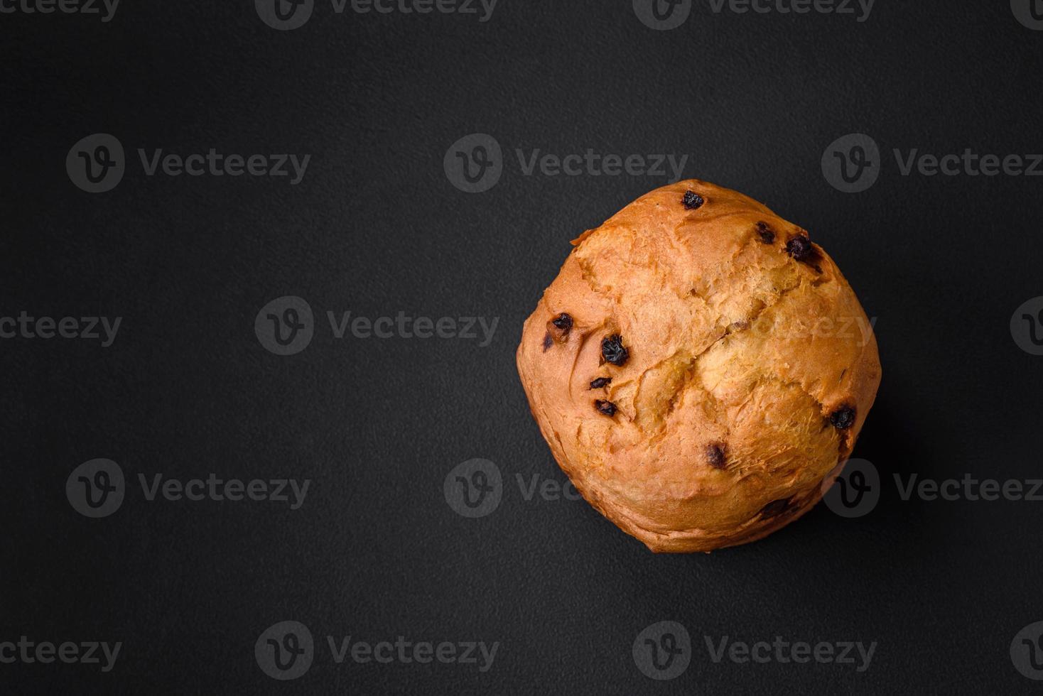 Pasqua torta o Panettone con uva passa e canditi frutta foto