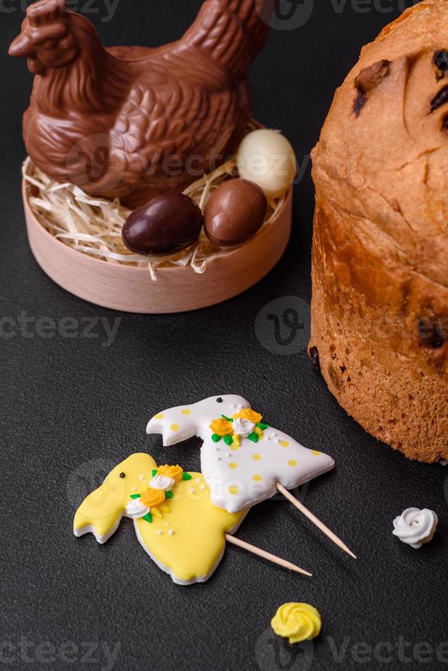 Pasqua torta o Panettone con uva passa e canditi frutta foto