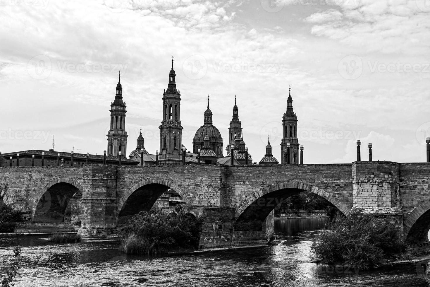 paesaggio nuestra senora del Pilar Cattedrale basilica Visualizza a partire dal il ebro fiume nel un' primavera giorno foto