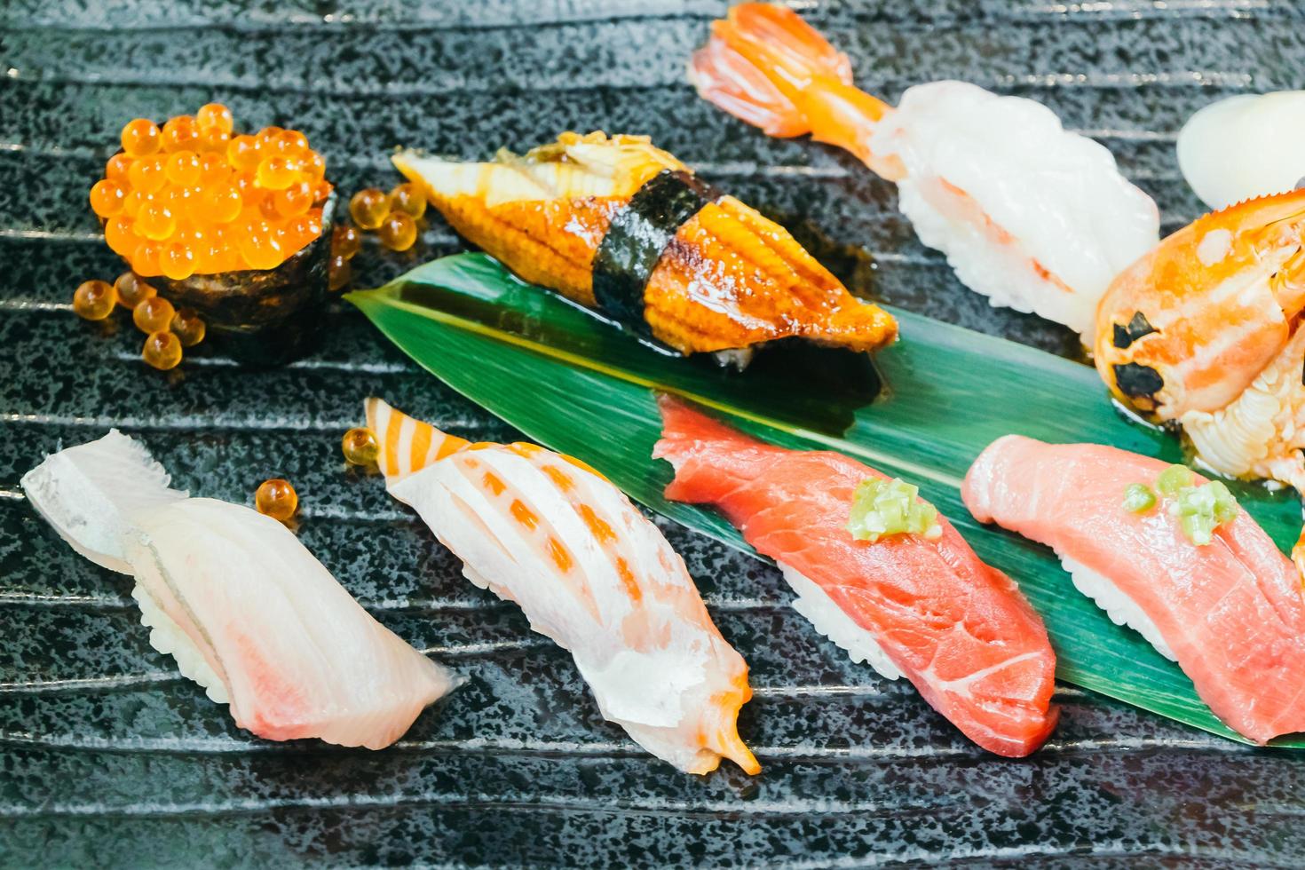 gamberi di tonno salmone crudo e fresco e altri sushi foto