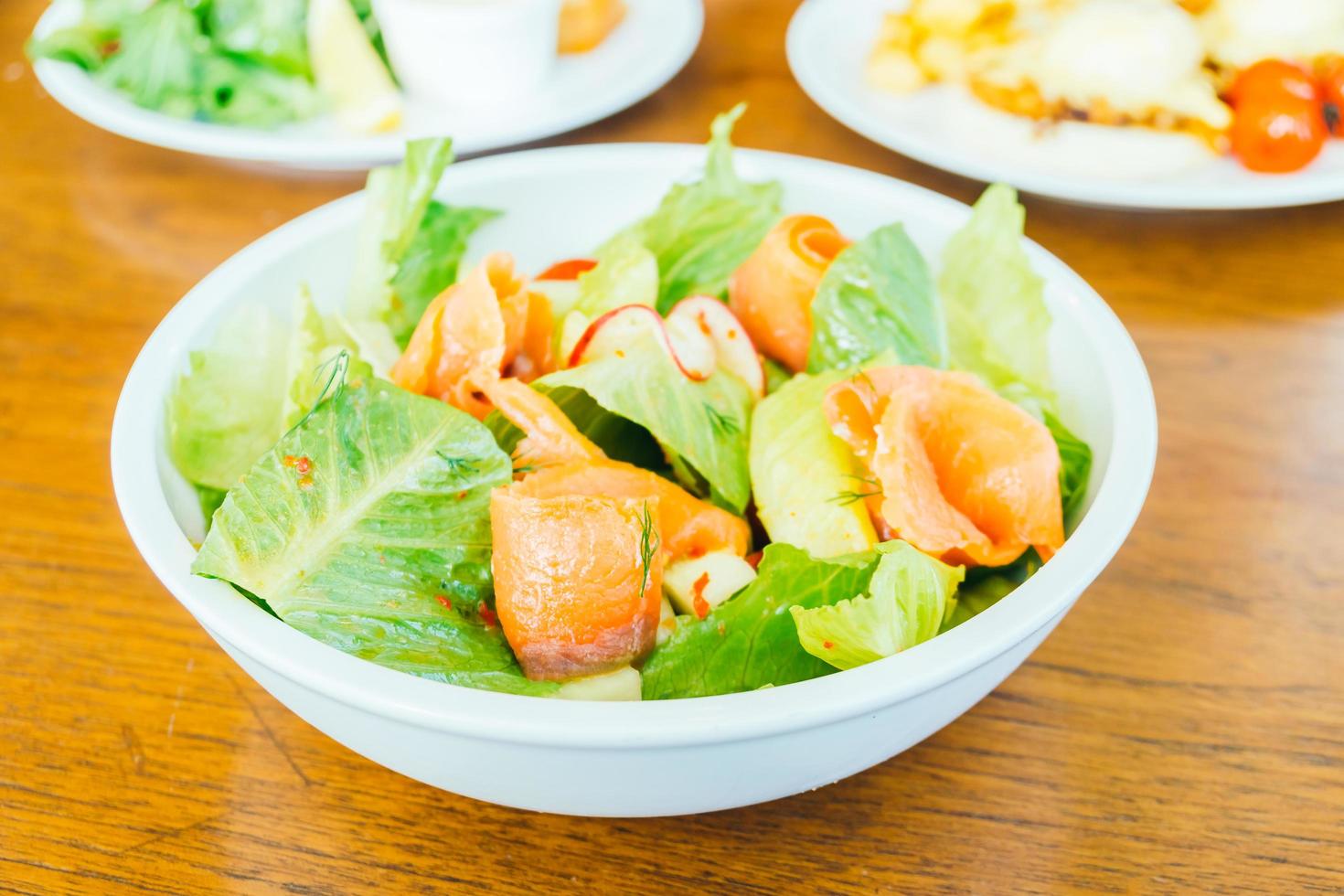 salmone affumicato con insalata di verdure foto