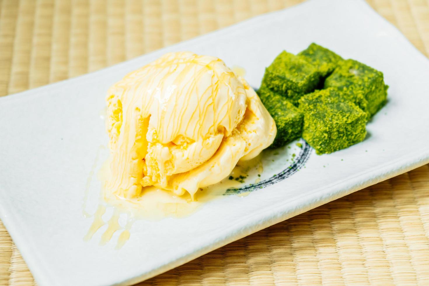 gelato alla vaniglia con mochi al tè verde matcha foto