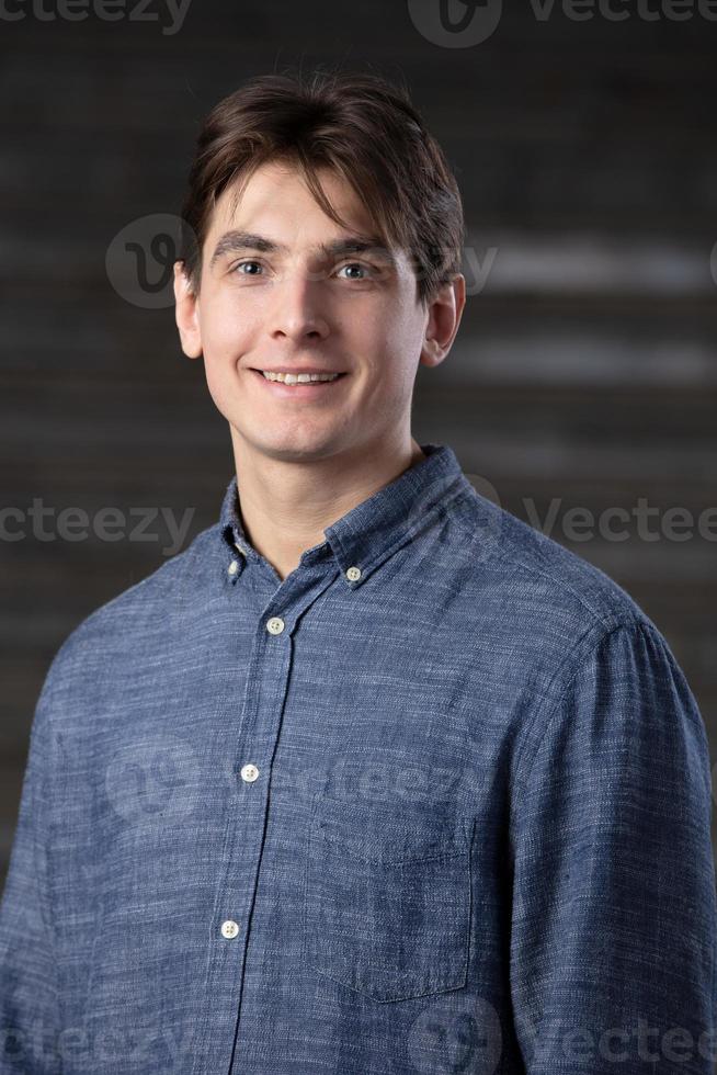 bello trenta anno vecchio uomo con un' Sorridi. foto