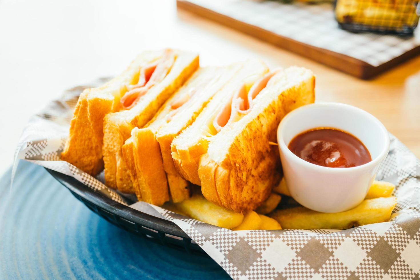 panino con prosciutto formaggio e patatine fritte e salsa di pomodoro foto
