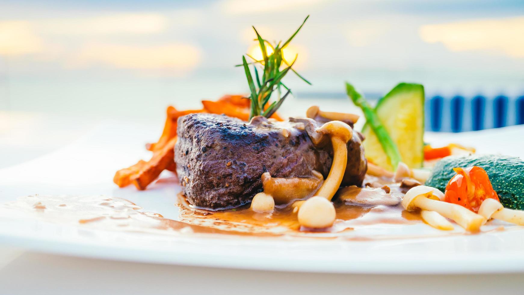 filetto di manzo alla griglia con verdure foto