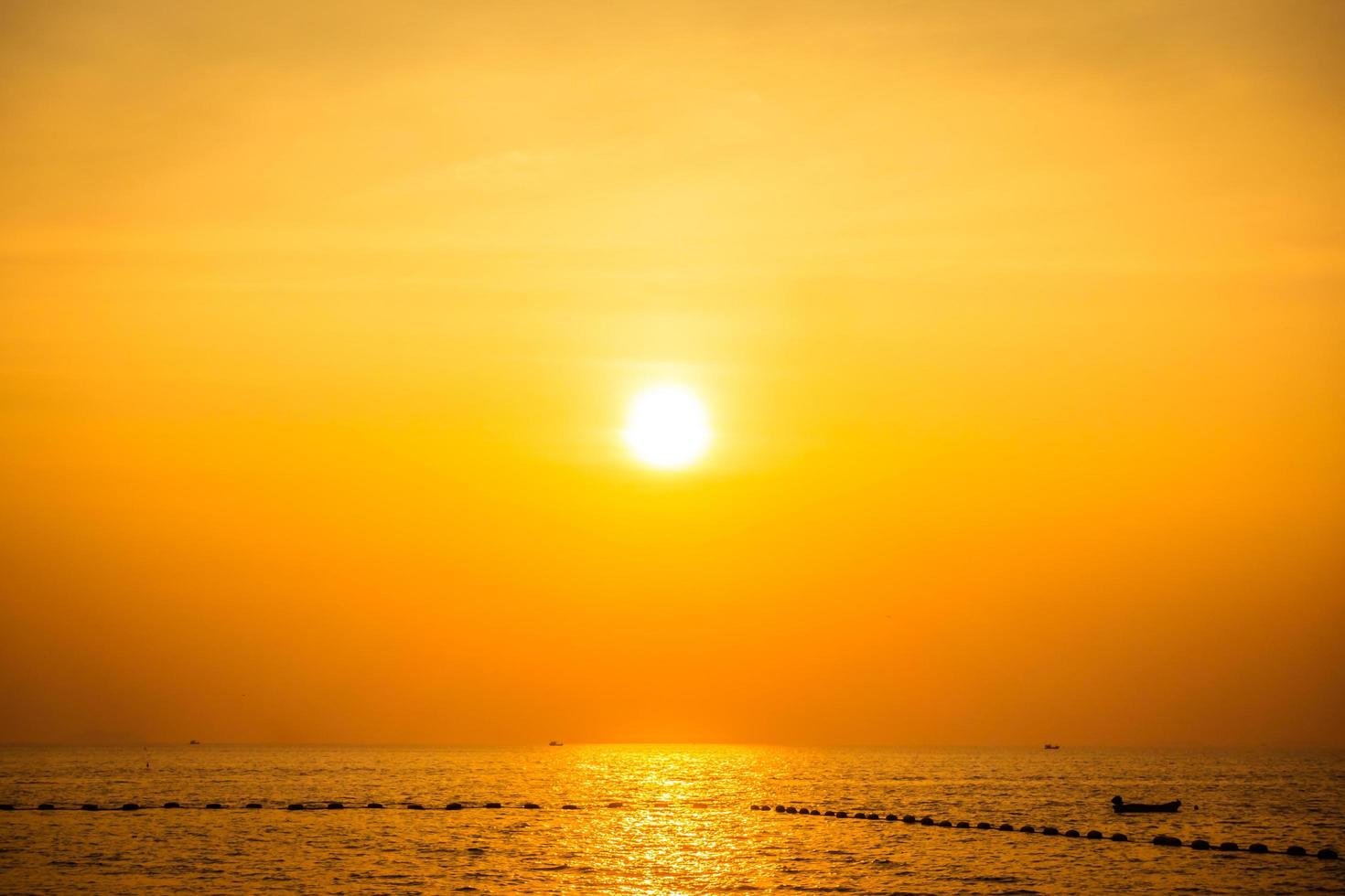 bel tramonto sulla spiaggia e sul mare foto