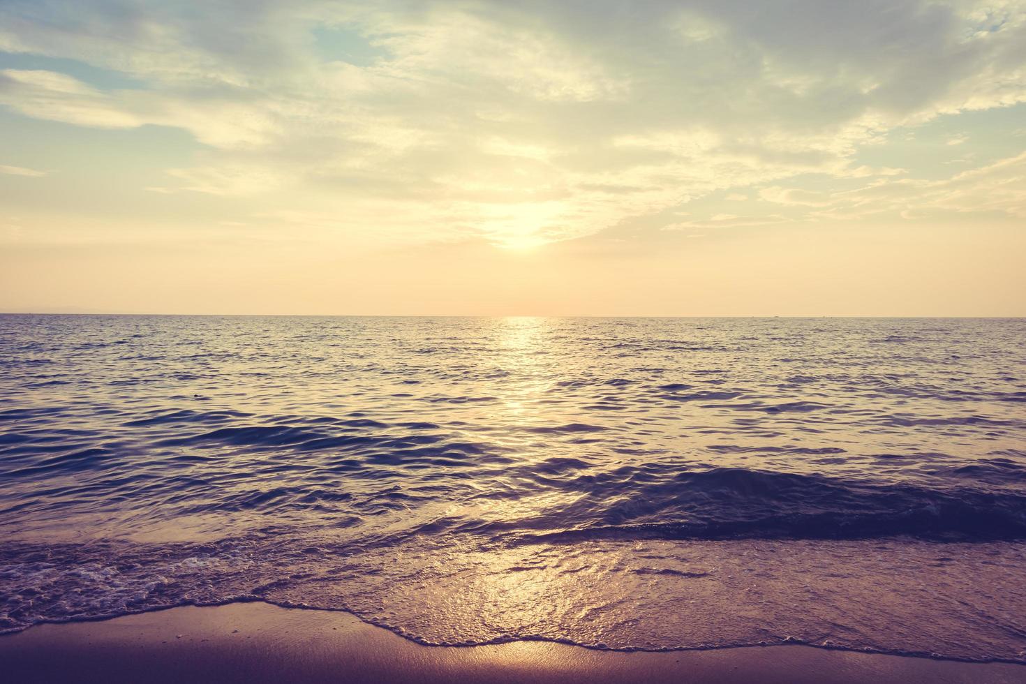 bel tramonto sulla spiaggia e sul mare foto