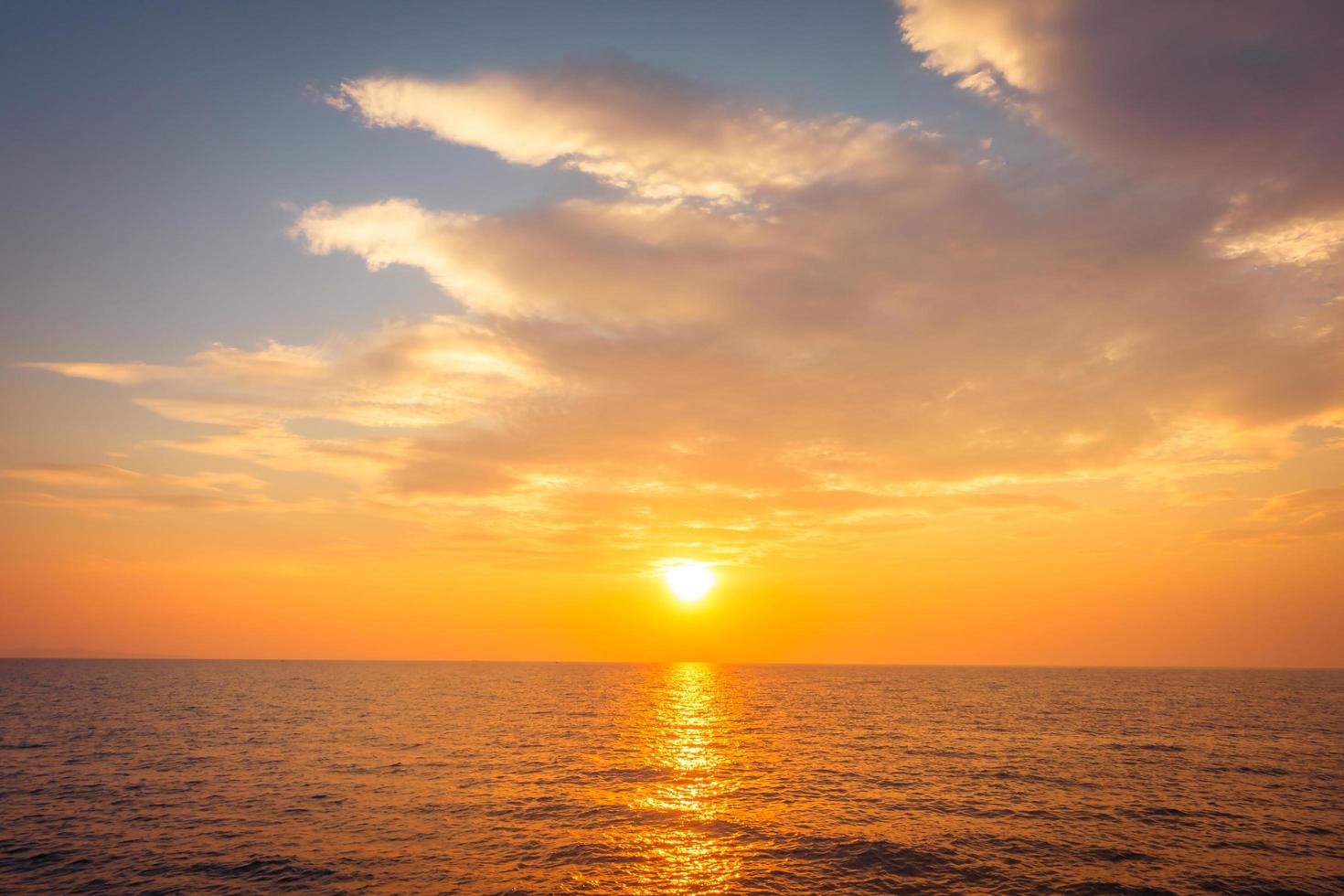 bel tramonto sulla spiaggia e sul mare foto