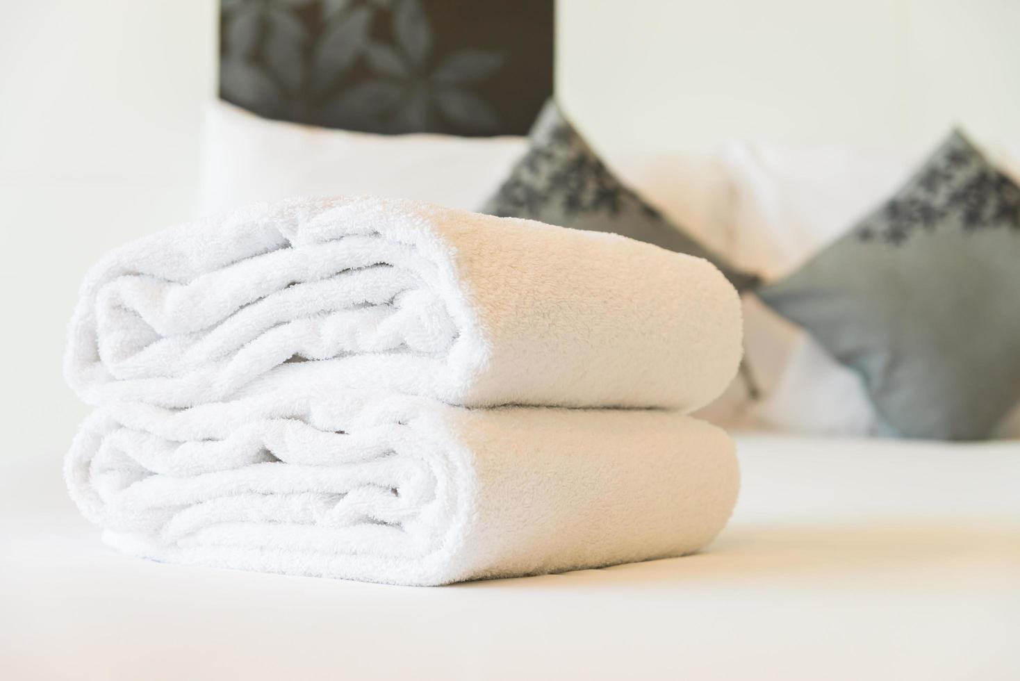 asciugamani sul letto foto