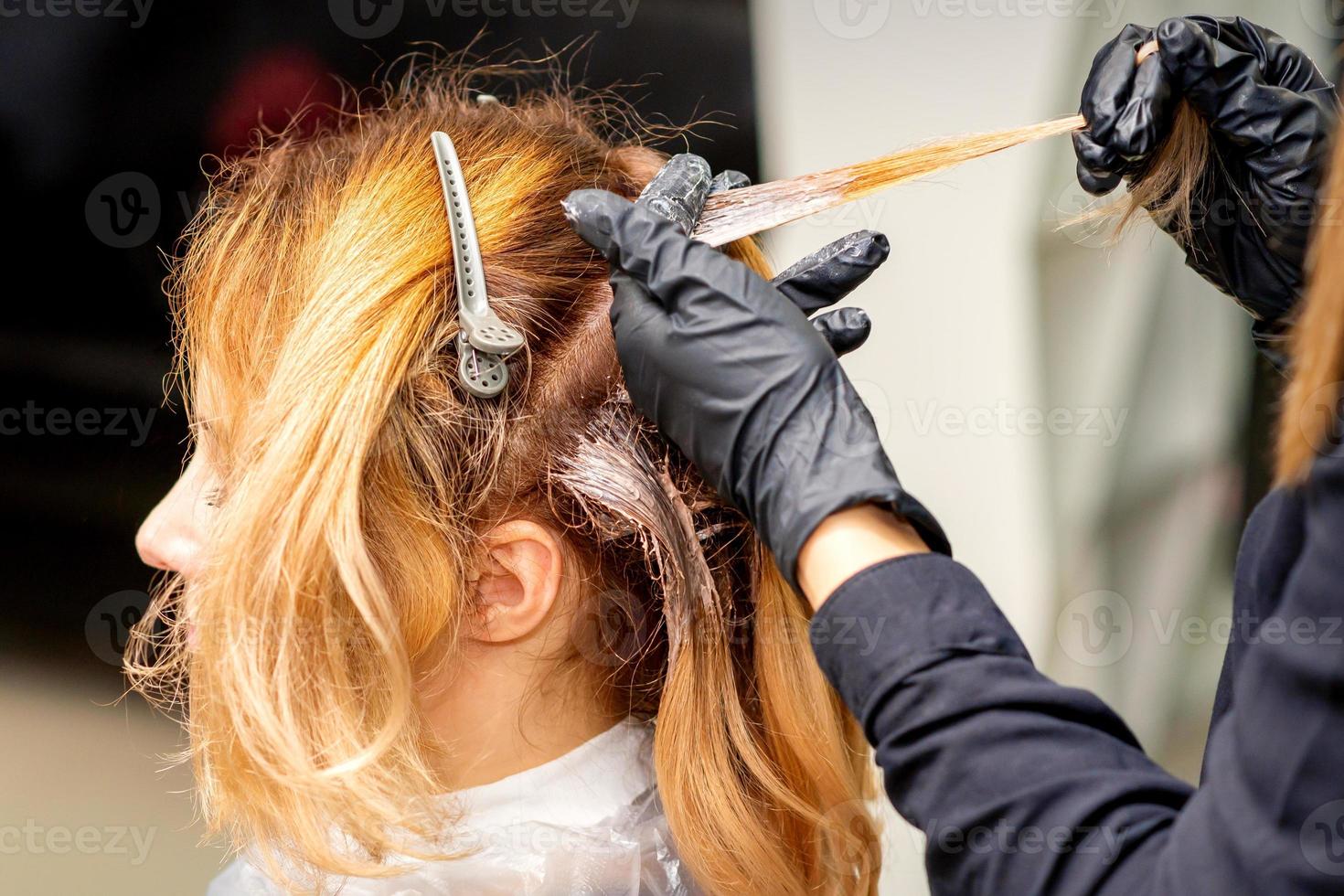 parrucchiere l'applicazione tintura per filo di capelli foto