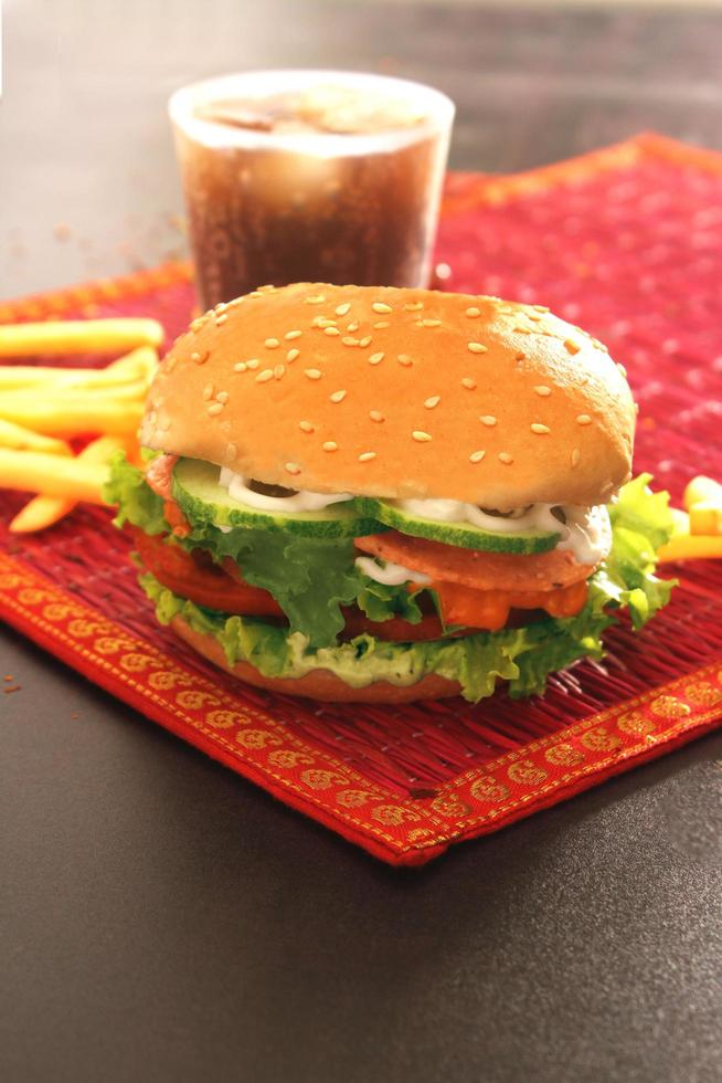 un servizio fotografico per una combinazione di hamburger con patatine fritte e bevanda foto