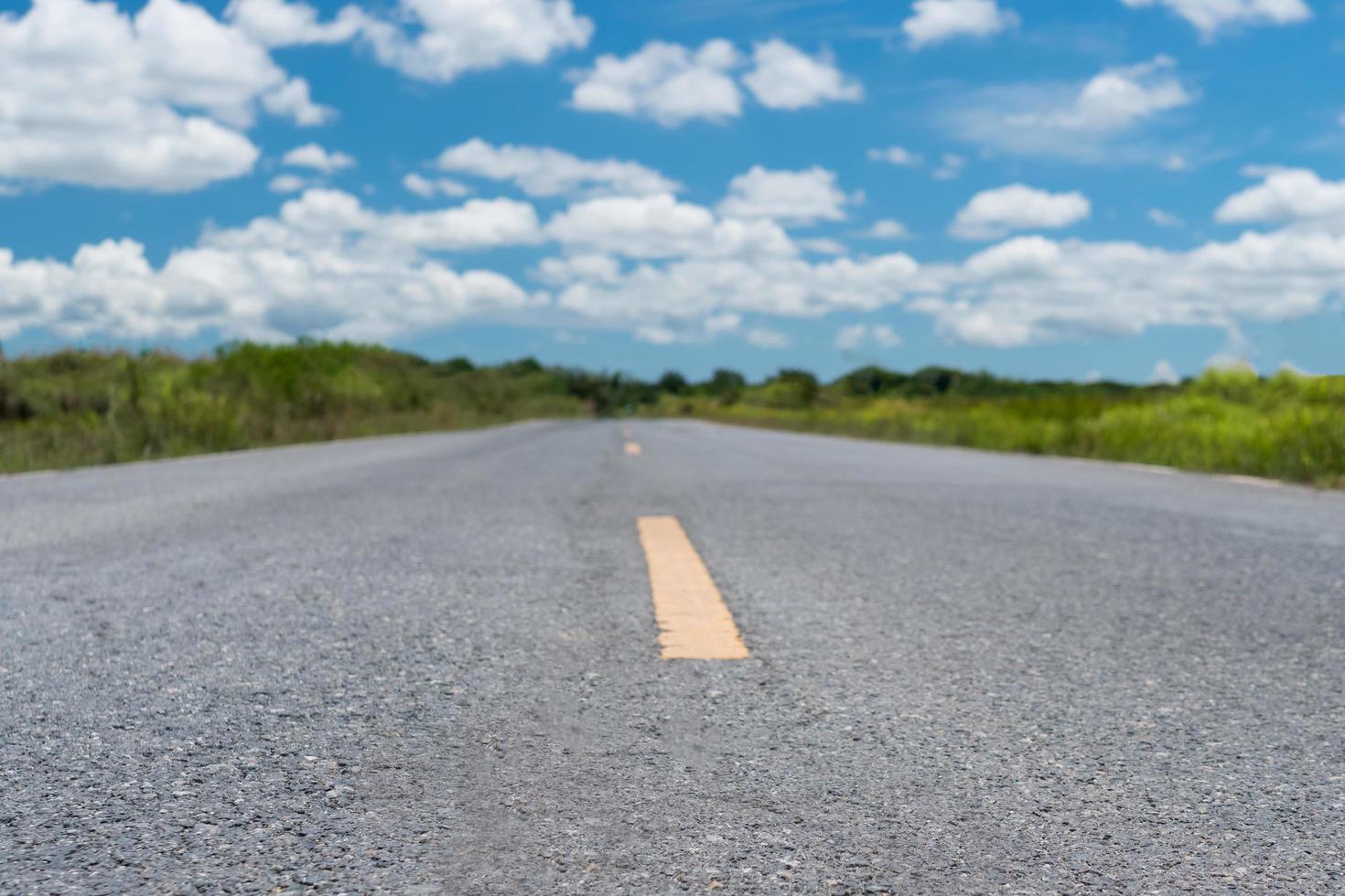 piccola strada di campagna con lo sfondo del cielo blu foto