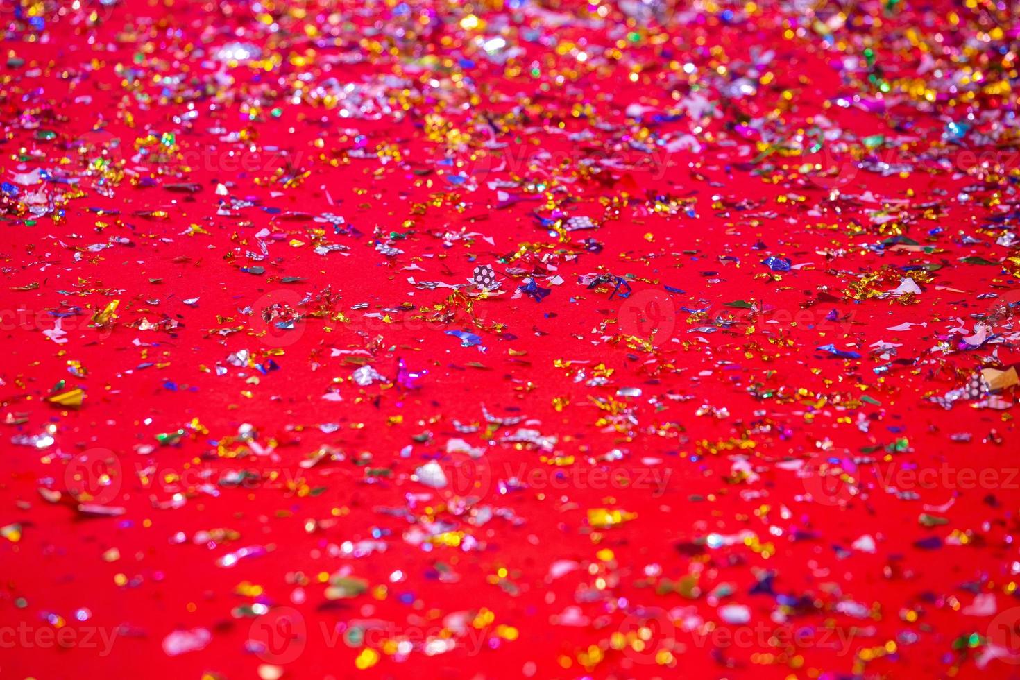 oro o argento plastica lacci copertina su il rosso tappeto. rosso luccichio struttura astratto sfondo. foto