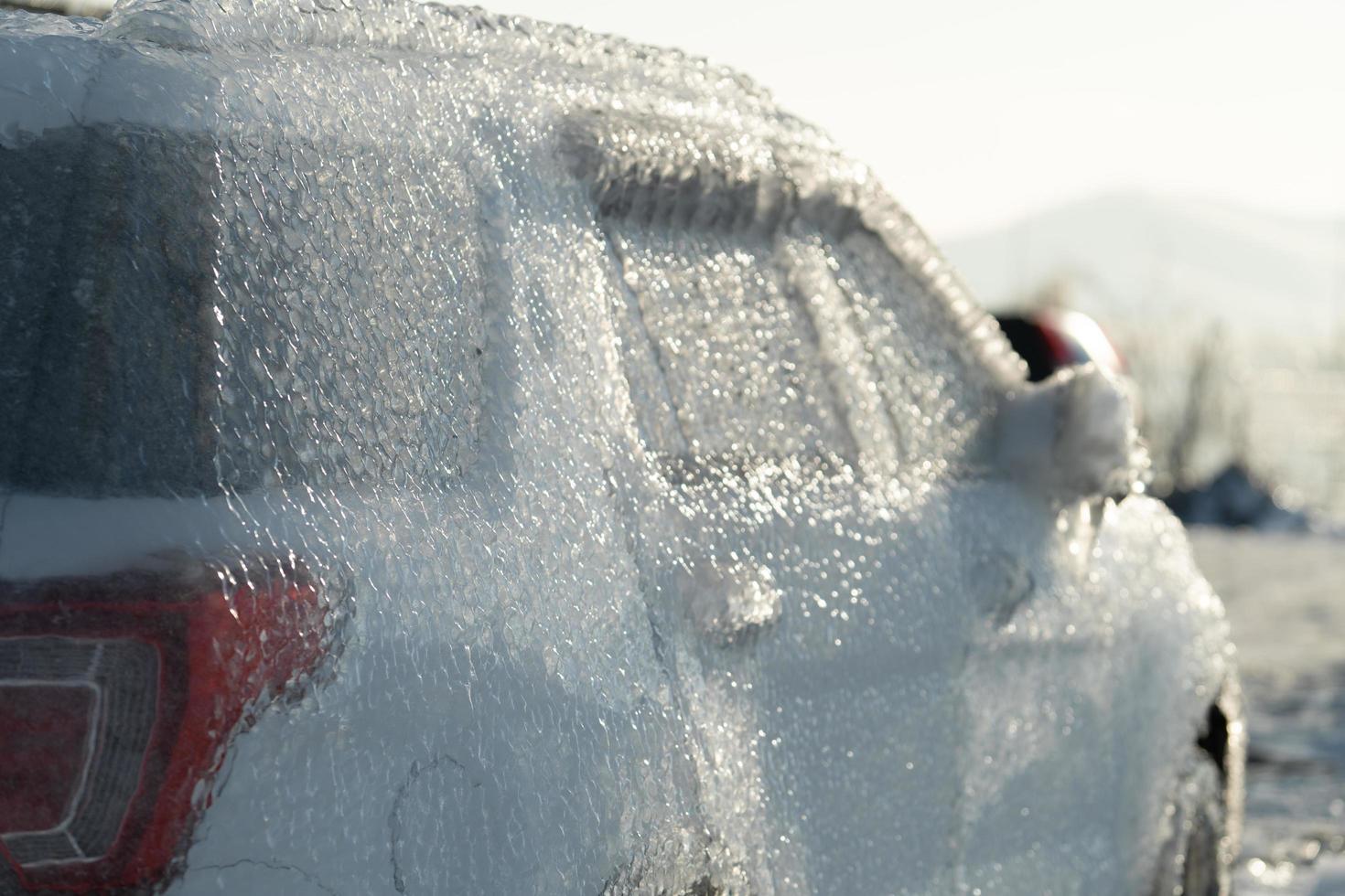 un'auto ricoperta di ghiaccio a vladivostok, russia foto