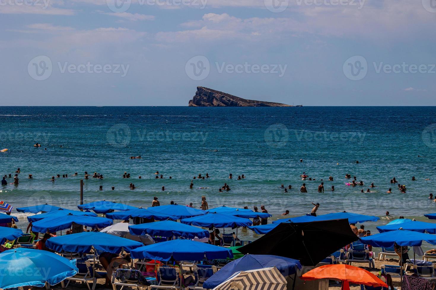 panorama Visualizza su un' soleggiato giorno su il città di benidorm Spagna foto