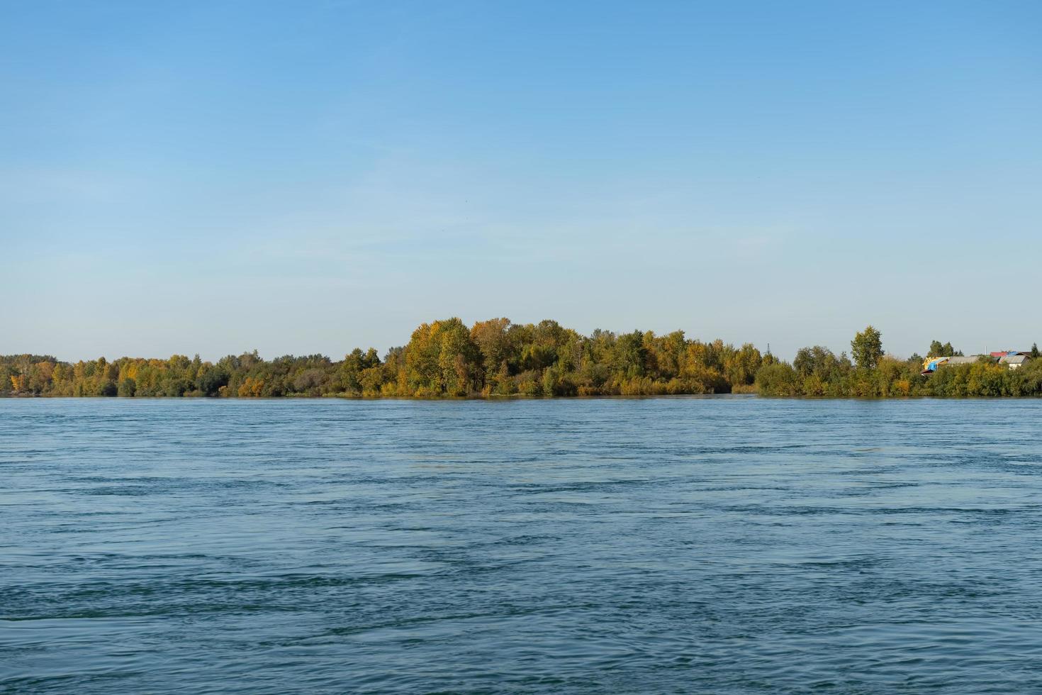 paesaggio del fiume angara e la costa di irkutsk, russia foto