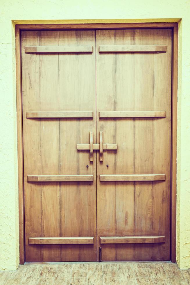 vecchia porta di legno in stile tailandese - filtro vintage foto