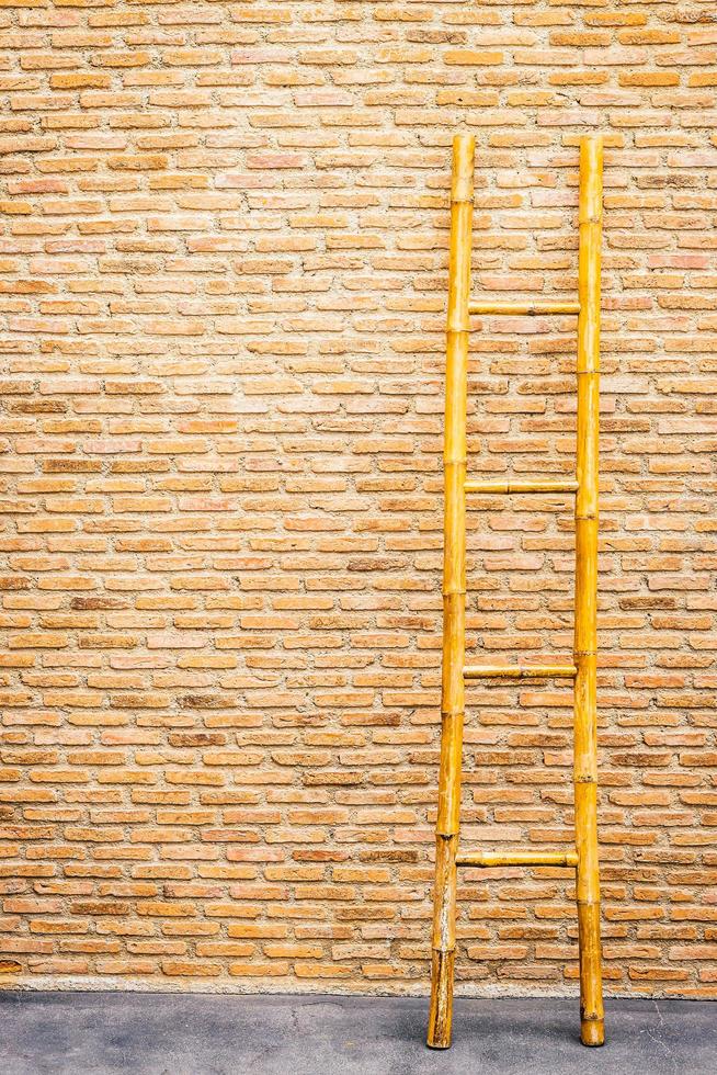 scala di legno sul fondo del muro di mattoni foto