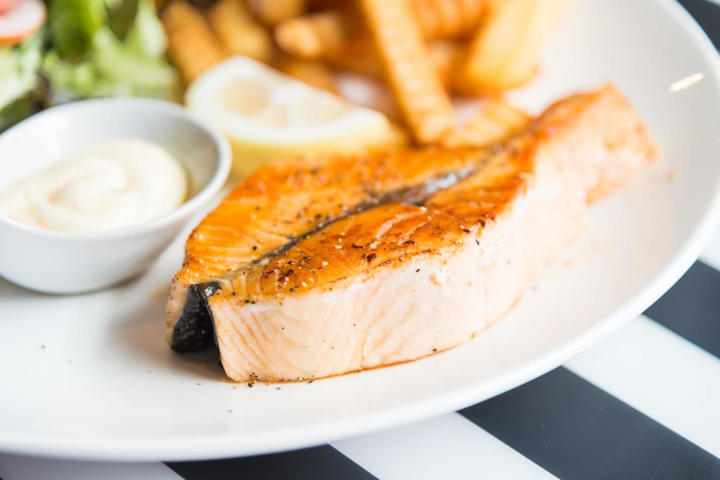 bistecca di salmone alla griglia - punto di messa a fuoco selettiva foto