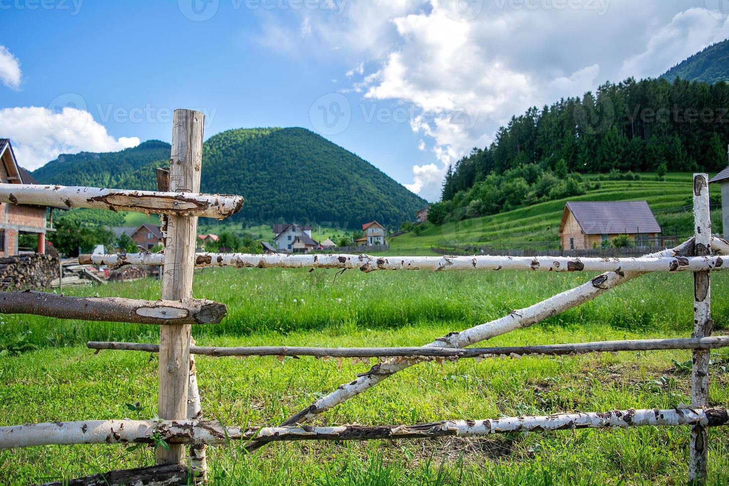 paesaggio rurale della città zarnesti da brasov, romania con una fattoria foto