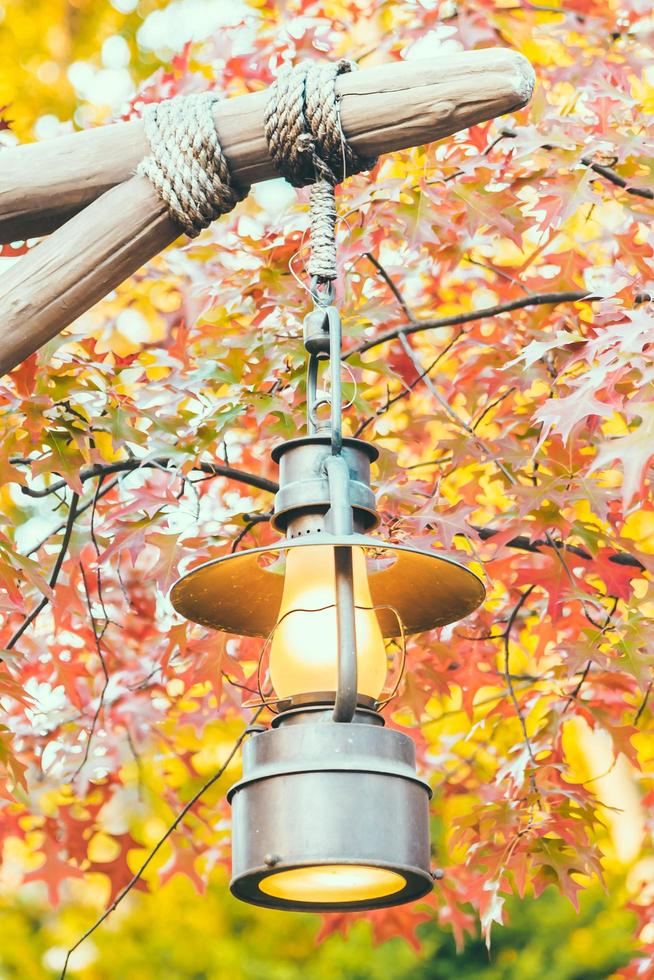 vecchia lanterna con vista esterna nella stagione autunnale foto