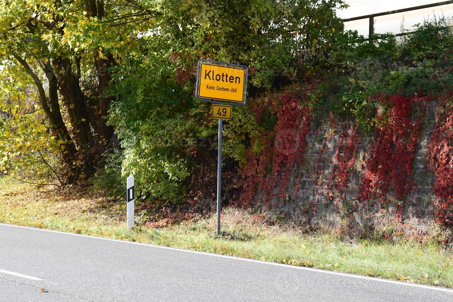 villaggio cartello di klotten con autunno colorato impianti foto